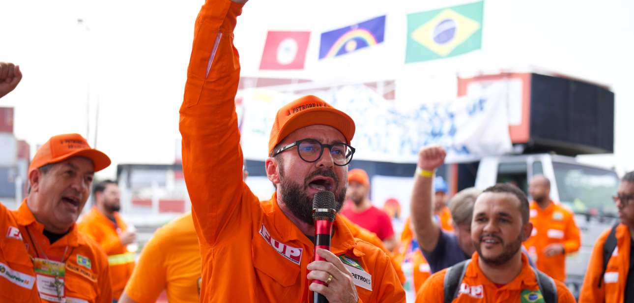 Manifestação em frente a refinaria Abreu e Lima
