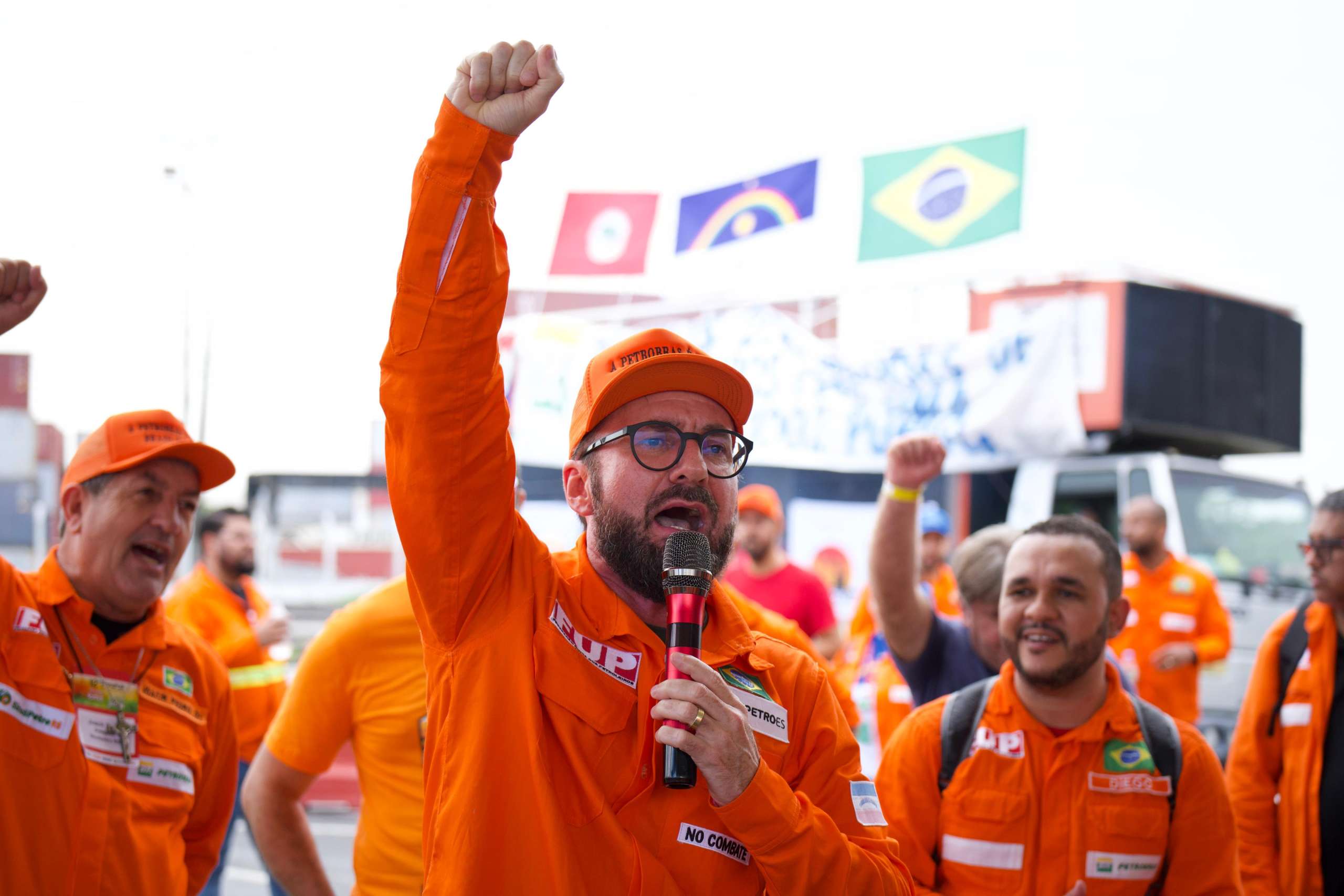 Manifestação em frente a refinaria Abreu e Lima
