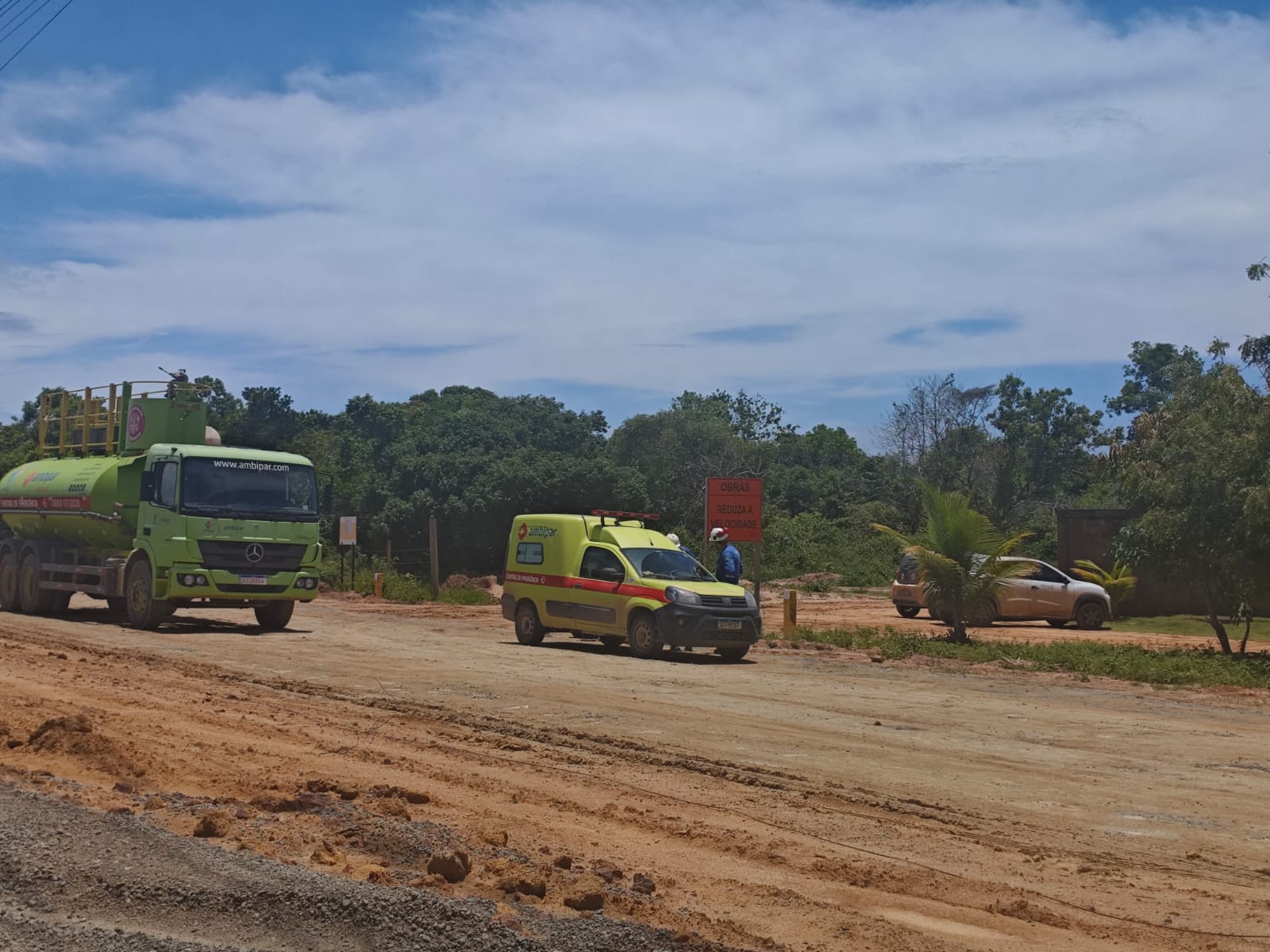 foto de uma estrada com um caminhão verde e uma van verde da Seacrest